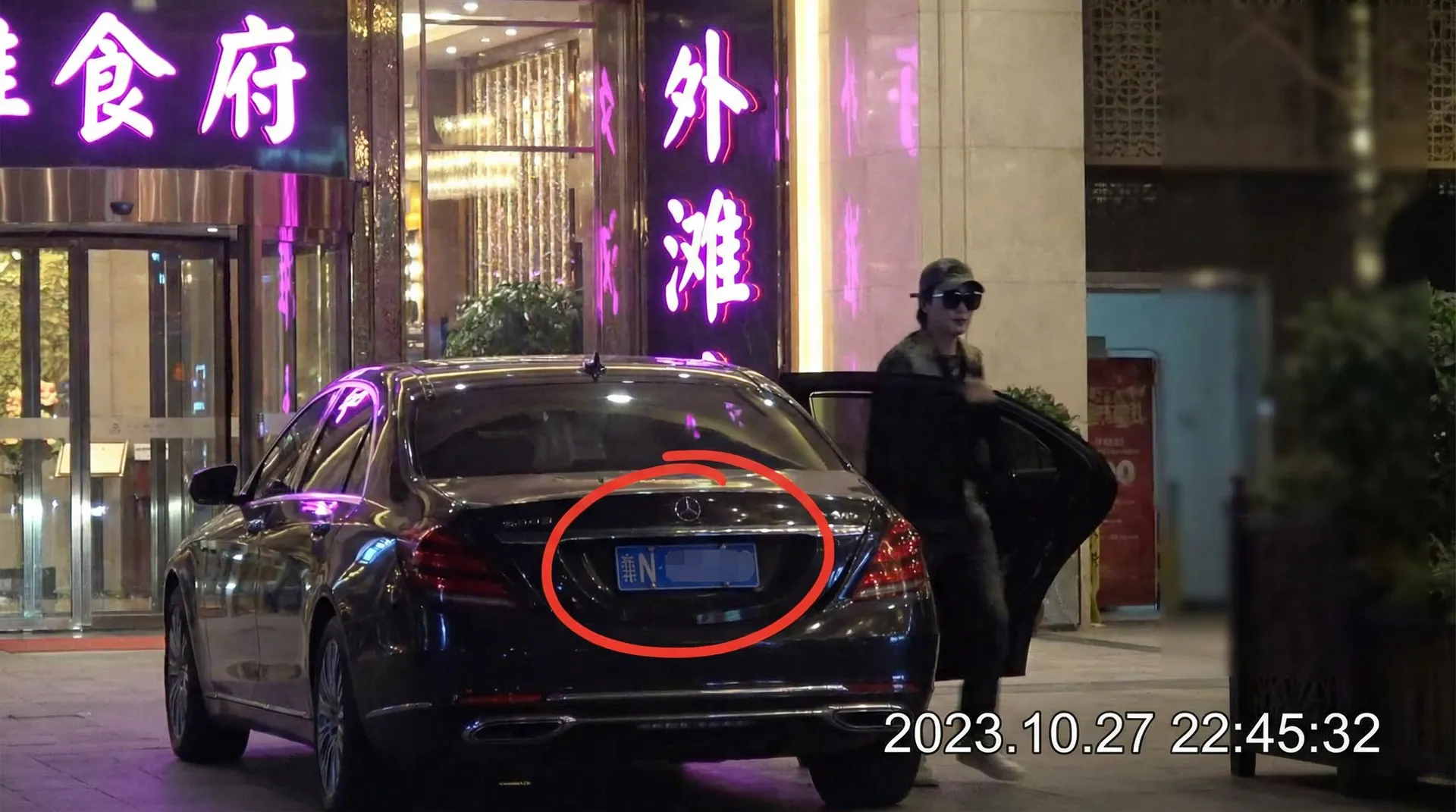 51短视频-51短视频高清播放~51短视频独家资源站 - 豪车餐厅外被拍